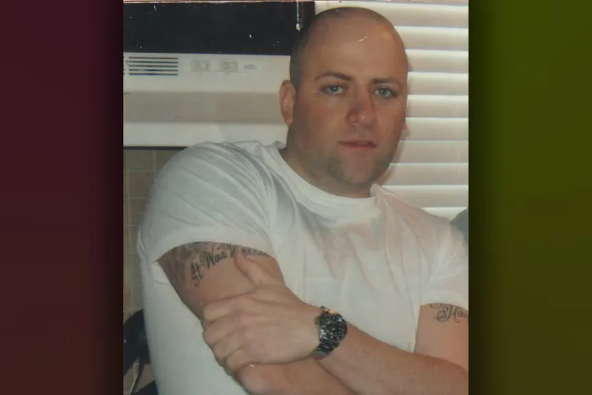 Джерри Антониелло позирует в белой рубашке из 315-го эпизода убийства в Нью-Йорке.' typeof='foaf:Image' title=