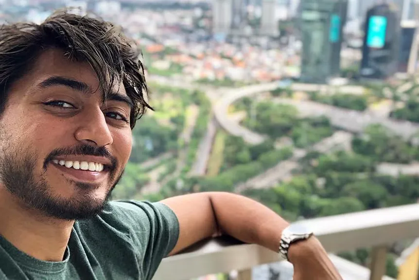 Una selfie de Fahim Saleh apareguda a l'episodi 320 d'homicidi de Nova York.' typeof='foaf:Image' title=