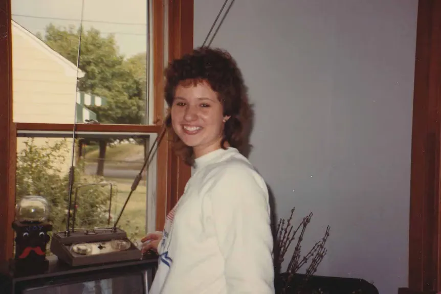 Jodie Jakubaszek presenterte smilene fra New York Homicide Episode 317 i en hvit skjorte.' typeof='foaf:Image' title=