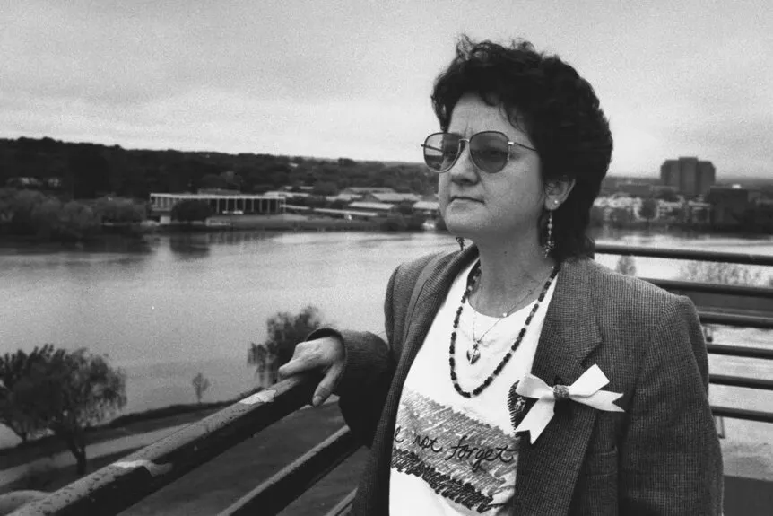 Mary Thomas mira cap a un llac a casa seva' typeof='foaf:Image' title=