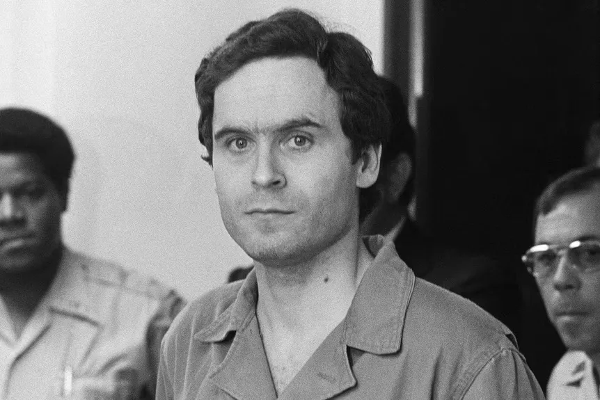 Ted Bundy stojaci medzi ostatnými počas počúvania.' typeof='foaf:Image' title=