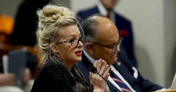 Mellissa Carone, que trabalhava para a Dominion Voting Services, fala diante do Comitê de Supervisão da Câmara de Michigan em Lansing, Michigan, em 2 de dezembro de 2020. - O presidente