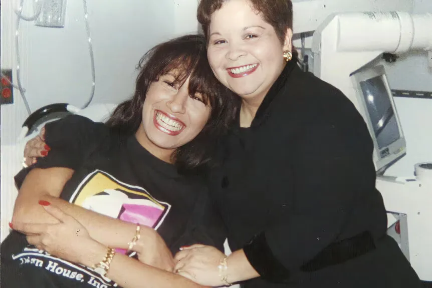 Selena Quintanilla i Yolanda Saldivar w programie Selena i Yolanda: The Secrets Between Them' typeof='foaf:Image' title=