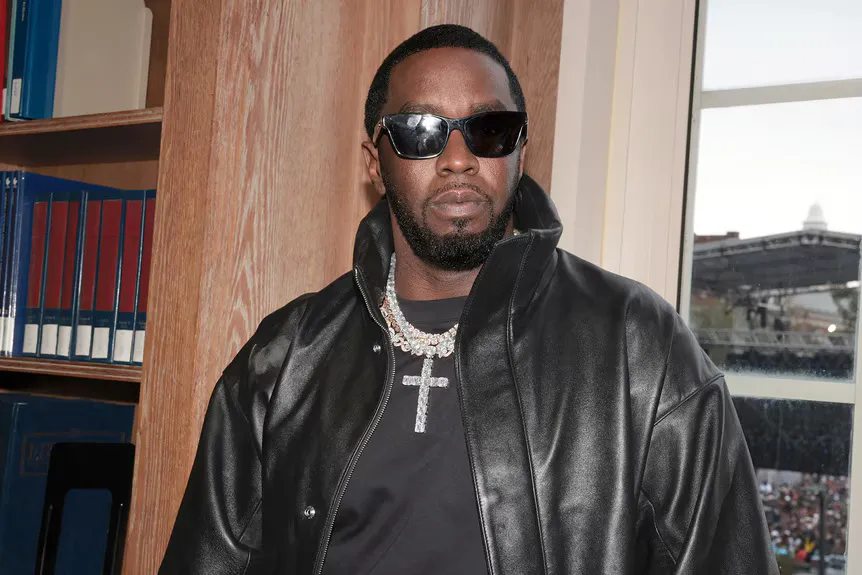 Sean Diddy Combs ma na sobie skórzaną kurtkę i okulary przeciwsłoneczne' typeof='foaf:Image' title=