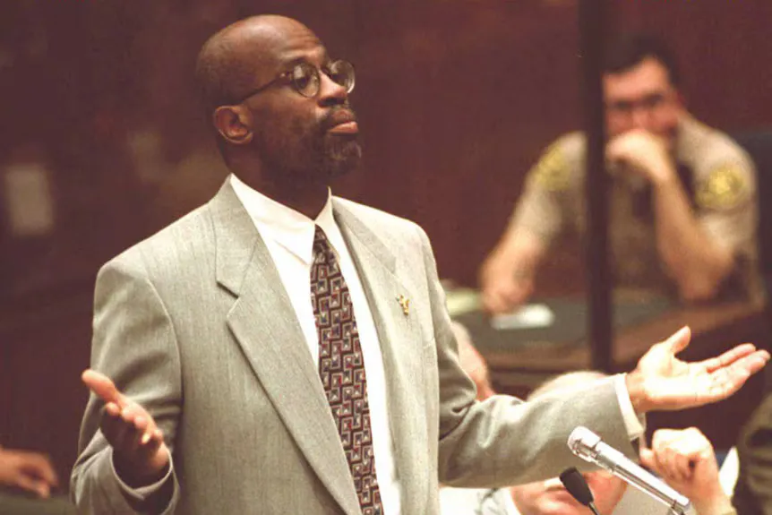 Chris Darden estende as mãos durante o caso O.J Simpson' typeof='foaf:Image' title=