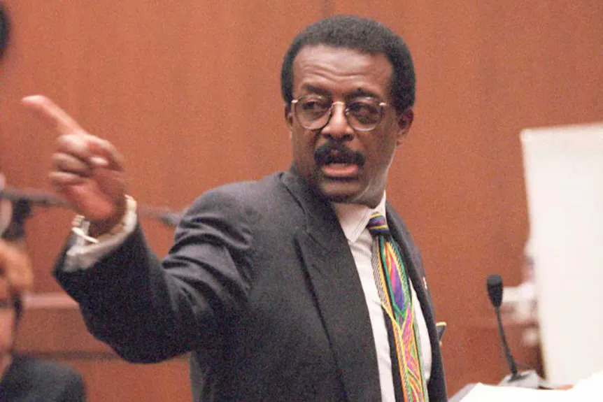 Johnnie Cochran aponta enquanto conversa com o júri durante o julgamento de O.J Simpson' typeof='foaf:Image' title=
