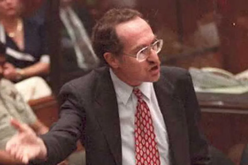 Alan Dershowitz gesticula com as mãos no tribunal' typeof='foaf:Image' title=