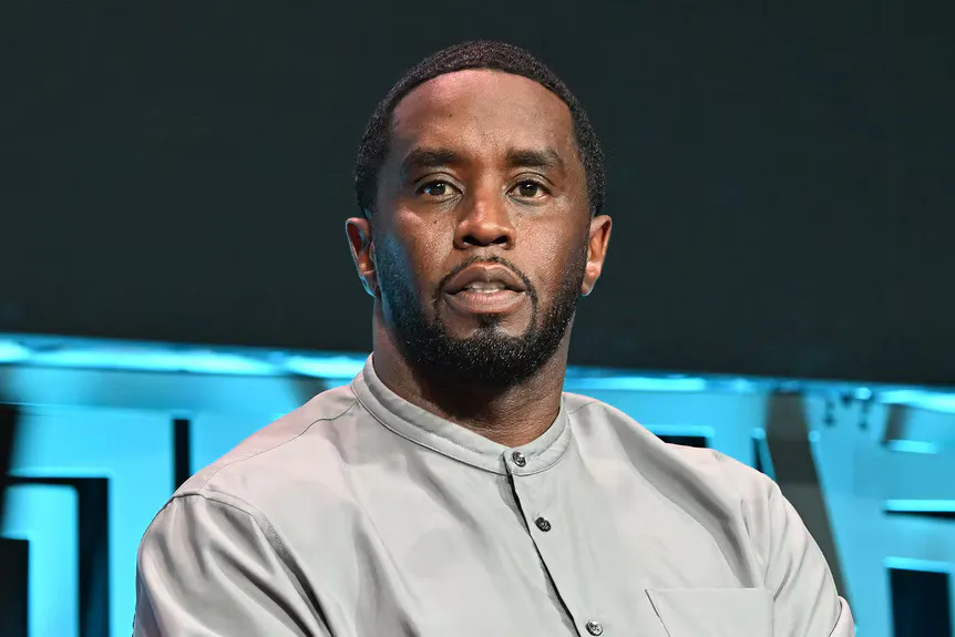 Sean Diddy Combs sobe no palco durante o Invest Fest' typeof='foaf:Image' title=
