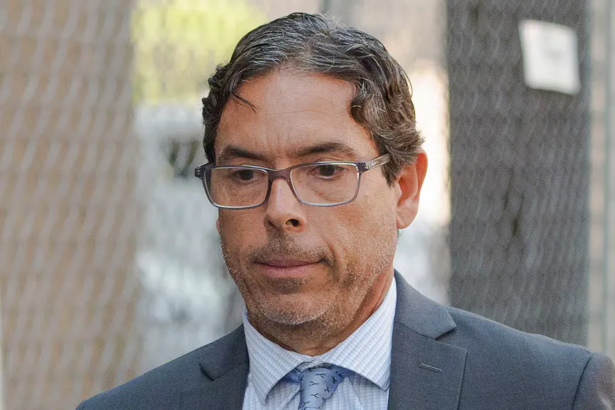 Dr Mark Chavez går ut av retten' typeof='foaf:Image' title=