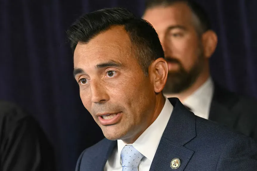 Martin Estrada snakker på en pressekonferanse' typeof='foaf:Image' title=