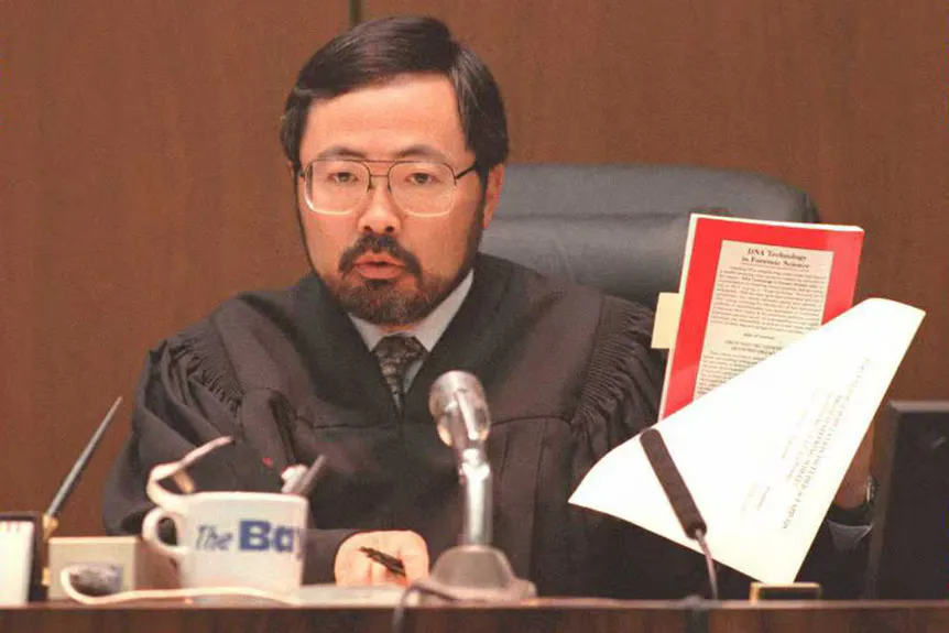 Lance Ito s'asseu al tribunal i mostra proves d'ADN' typeof='foaf:Image' title=