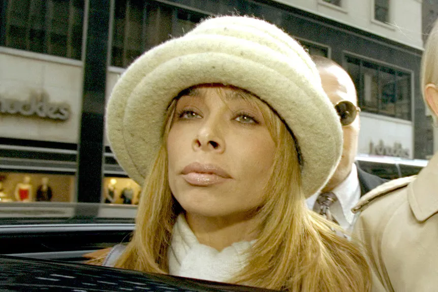 Faye Resnick baixa d'un cotxe amb un barret blanc' typeof='foaf:Image' title=