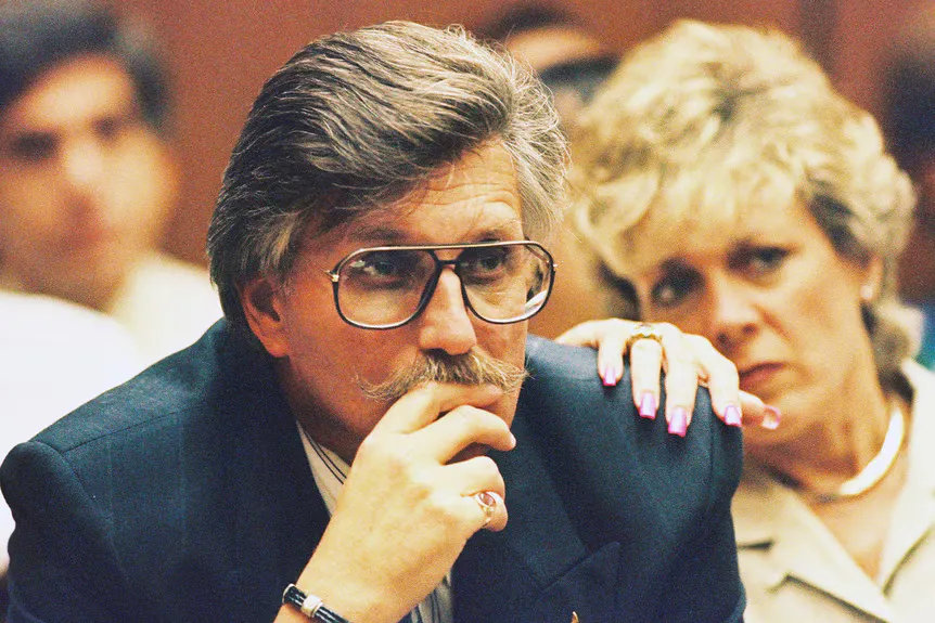 Fred Goldman escolta el testimoni durant el judici O.J Simpson' typeof='foaf:Image' title=