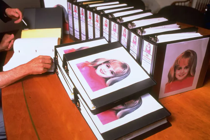 Raccoglitori con sopra la foto di Jonbenet Ramsey' typeof='foaf:Image' title=