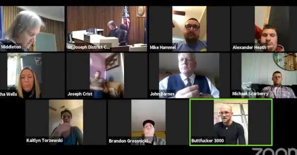 En stakkels fyr loggede ind på en domstols zoomopkald med skærmnavn med analt sextema (VIDEO)