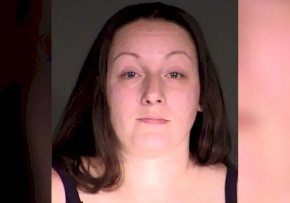 Mulher de Wisconsin acusada de assassinato do melhor amigo - um assassinato que permanece sem solução há quase 18 anos