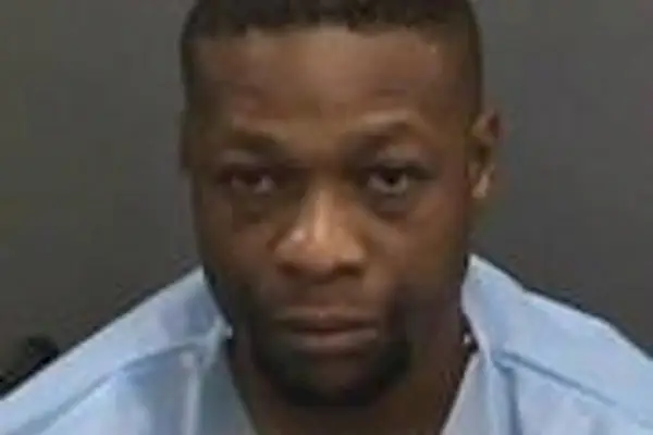 Un vétéran accusé d'avoir tué sa petite amie et son fils après une dispute au sujet de regarder le football