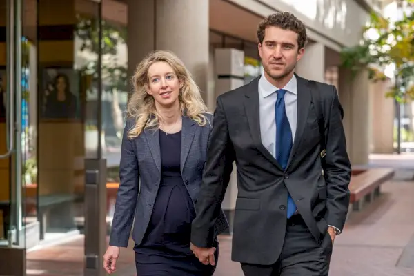Elizabeth Holmes deixa tribunal federal com seu parceiro Billy Evans