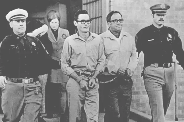 I figli di serial killer e le loro vittime si collegano attraverso la sezione commenti di un podcast