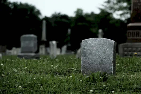 'Peeping Tom' nasconde il corpo della moglie estranea nel cimitero dopo un misterioso omicidio