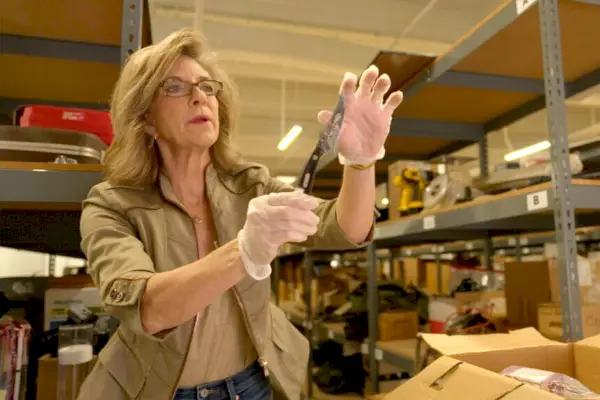 Kelly Siegler inspecciona un cuchillo en la sala de pruebas en Prosecuting Evil con Kelly Siegler