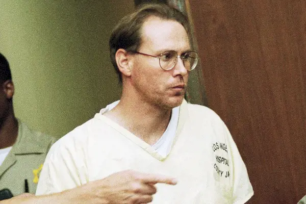 Charles Rathbun entra na sala do tribunal