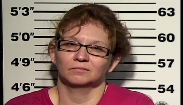 Mujer se casa con el exmarido de su mejor amiga y le dispara en el cuello después de engañarlo