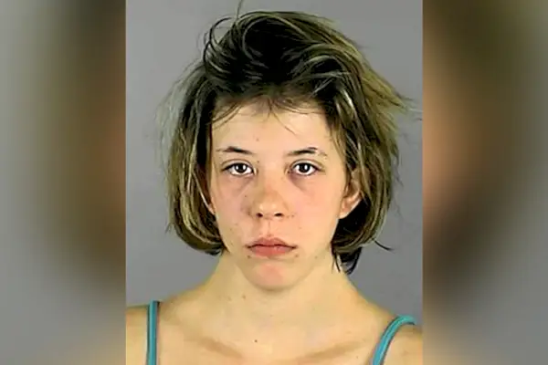 有罪判決を受けた殺人犯、母親殺害の首謀者は自分ではないと主張、しかし誰が首謀者だったかは知っている