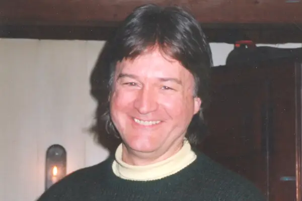 Després de matar el seu marit amb vi enverinat, una dona manipula un adolescent a la casa dels testimonis incendiats