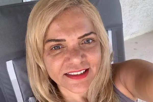 Mulher que uma vez alegou ter sido presa por ser muito “bonita” agora é condenada pelo assassinato da mãe