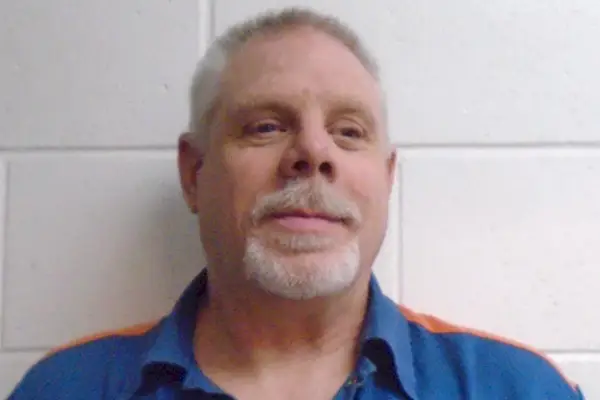 La vida secreta i el calabós sexual de l'estimat líder de la comunitat exposats després que la dona desaparegués