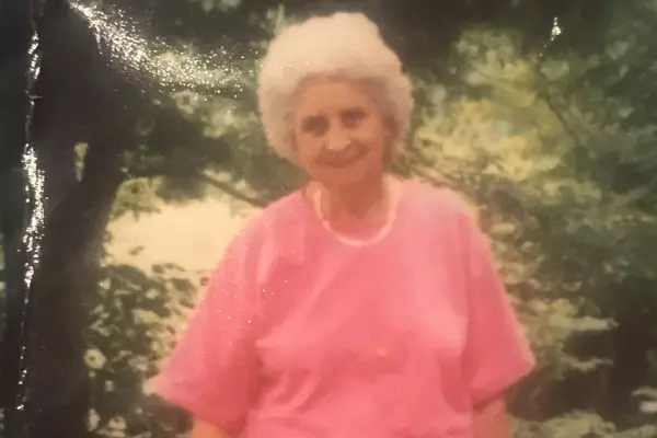 Mazmeita noslepkavoja vecu sievieti, kamēr viņa atveseļojās savā slimnīcas gultā