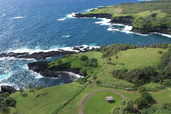Una dona enfonsa el cotxe sobre el penya-segat de Maui, matant la seva germana bessona, però va ser un assassinat?
