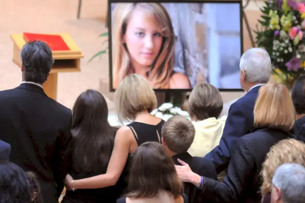 Koledžas studente tika atrasta nežēlīgi līdz nāvei viņas kopmītņu istabā, bet kurš viņu nogalināja?