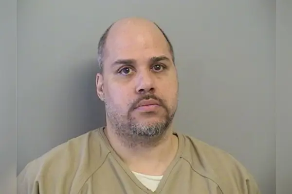 Stupratore seriale condannato all'ergastolo per aver aggredito sessualmente e ucciso una donna trovata in un cassonetto