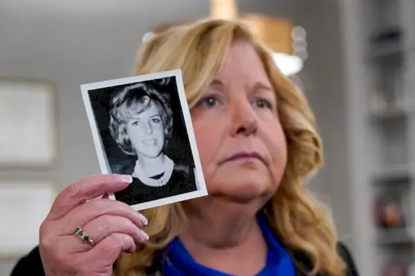 Nasau apygardos prokurorė Anne Donnelly laiko Diane Cusick nuotrauką