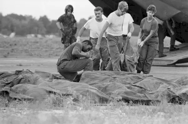 Oficiales militares arrastran cuerpos del asesinato-suicida en masa de jonestown
