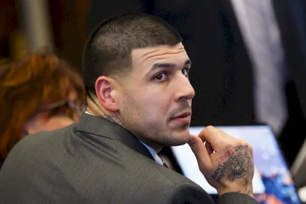 Er det skjulte betydninger bak Aaron Hernandez sine tatoveringer?