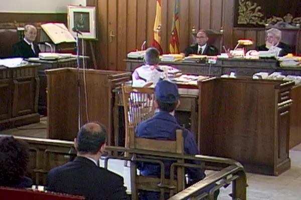 '알카서 살인': 세 명의 십대 소녀들이 나이트클럽으로 히치하이킹을 하던 중 끔찍한 최후를 맞이한 방법