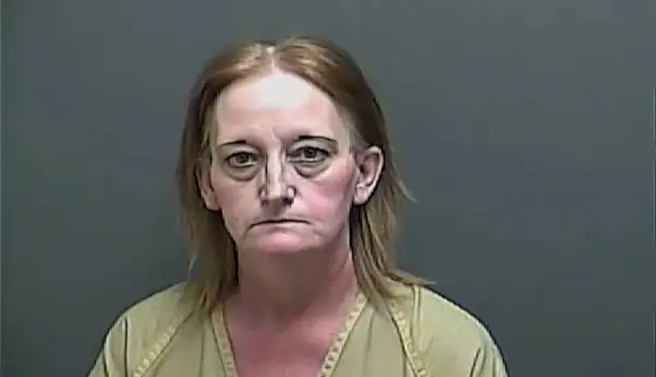 Vrouw vermoordt minnaar en begraaft bewijsmateriaal bij het graf van haar kleindochter