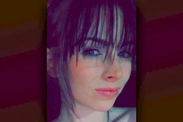 אישה נמצאה מתה לאורך הכביש המהיר עם קעקוע ייחודי מזוהה; איש עומד בפני אישומים