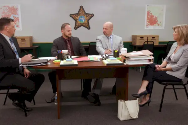 Una escena en Cold Justice del equipo en el