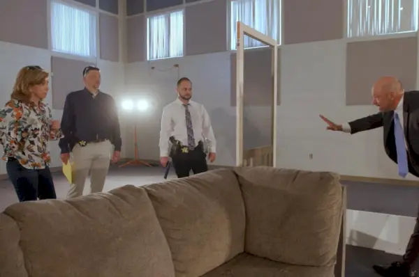 Una escena en Cold Justice de la recreación de la Escena del Crimen