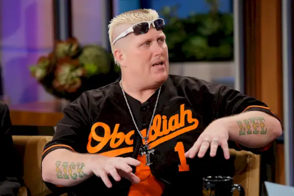 '도마뱀 핥기' 스타의 아들 살해 혐의로 4명 체포, 다섯 번째 용의자 수배