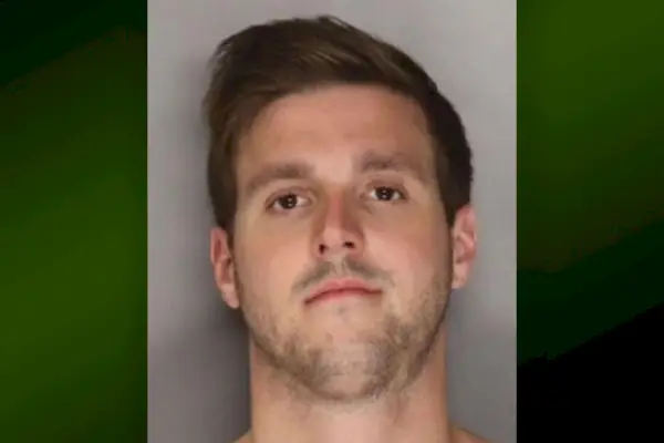 „Zabójca z Tindera”, który wyrzeźbił swastykę na plecach kobiety, zamordował jej kochanka, skazany na 71 lat