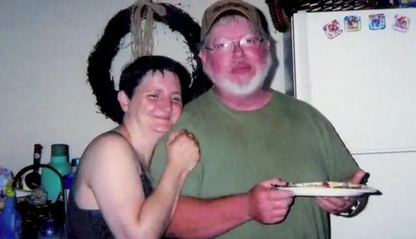 Vīrietis vardarbīgi noslepkavo vecākus par 240 000 $ dzīvības apdrošināšanas izmaksu