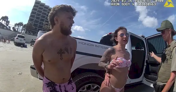 Bodycam: Opilý nevlastní táta prchající policajti jí písek na podzim poté, co děti zůstanou bez dozoru, když on, snoubenec omdlí na pláži