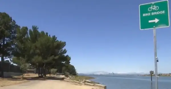 警察によると、カリフォルニア州アラメダのベイファームアイランド橋近くの海岸沿いで、バラバラになってビニールテープでテープで留められたレイチェル・エリザベス・イマニ・バックナーさんが死亡しているのを通行人が発見した。警察官らによると、彼女のボーイフレンド、ジョセフ・C・ロバーツが彼女を殺害したという。 (スクリーンショット: KRON)