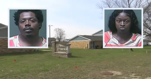 Deonta Johnson (L) en Shatia Welch (R) verschijnen tegenover het appartementencomplex waar hun 1-jarige werd vermoord door hun 5-jarige