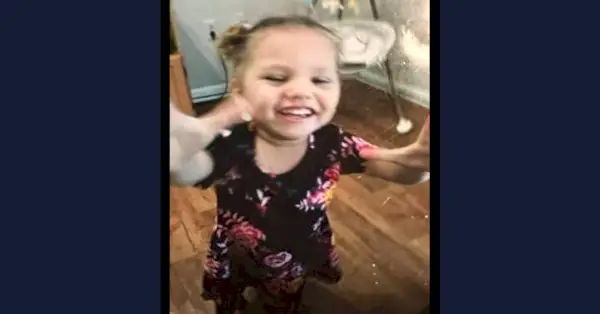 Uma foto de Kamarie Holland foi distribuída em um pôster de pessoas desaparecidas pelo Departamento de Polícia de Columbus, Geórgia.